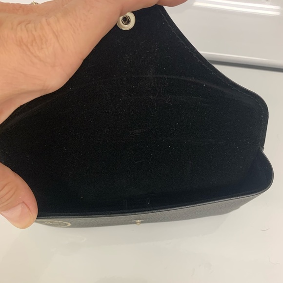 Ray Ban | Aviator Sunglasses Case in Pebbled Black with Cleaning Cloth - Picture 7 of 9